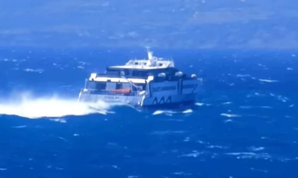 Αιγαίο: «Μάχη» με τα κύματα δίνει το Sifnos Jet στις Κυκλάδες